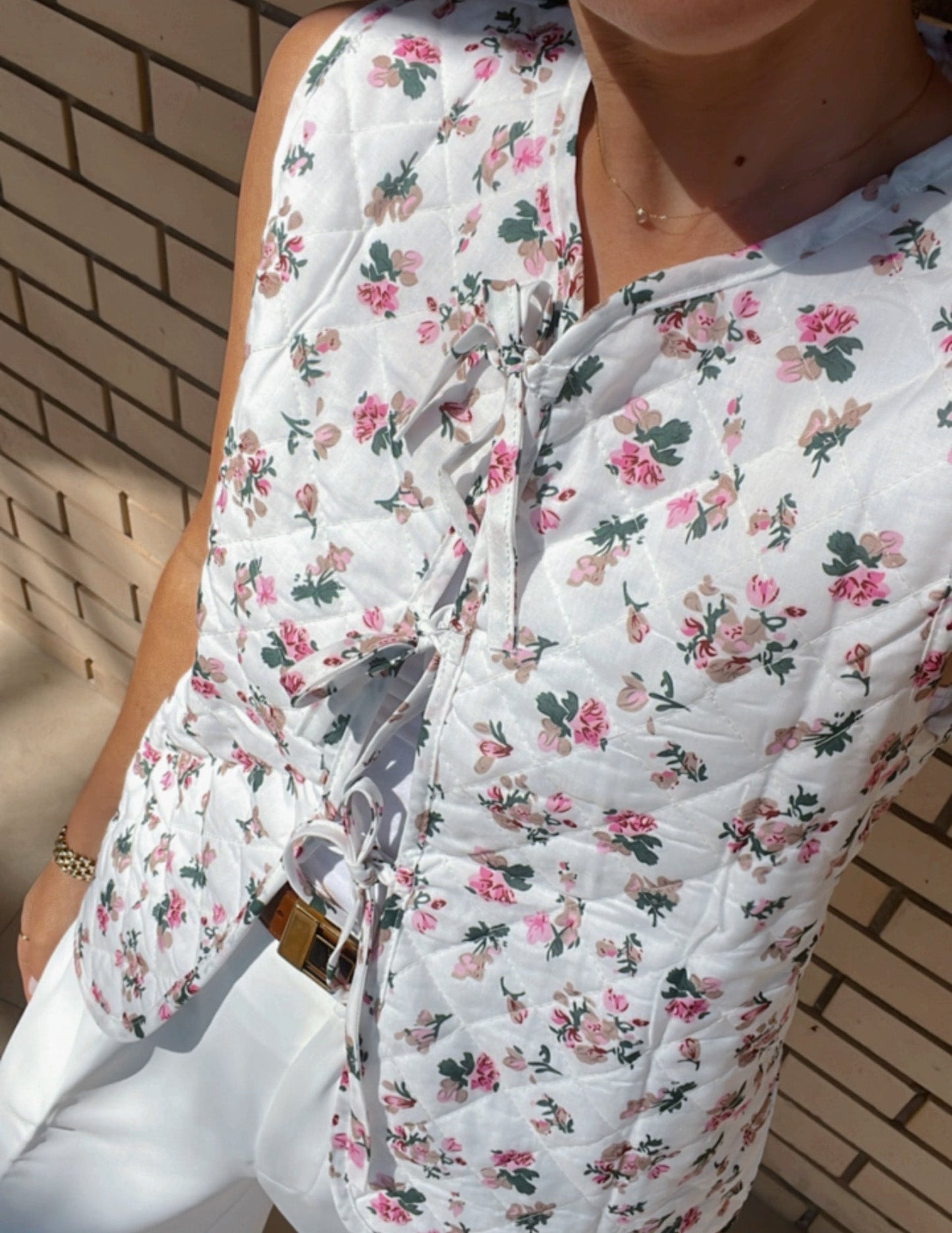 Colete branco com flores JOY