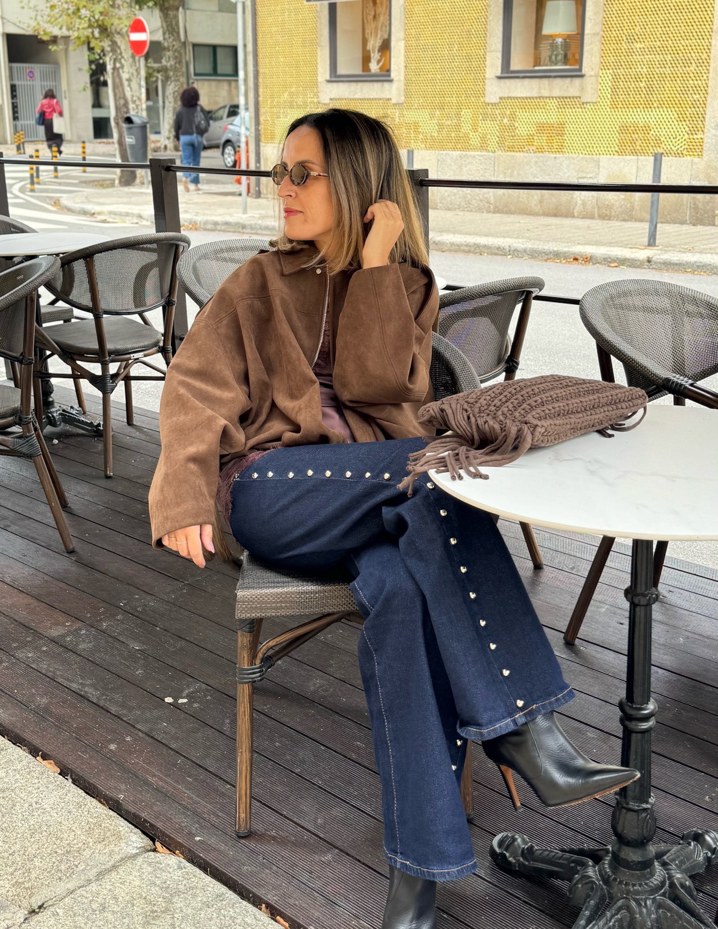 Flared jeans com tachas