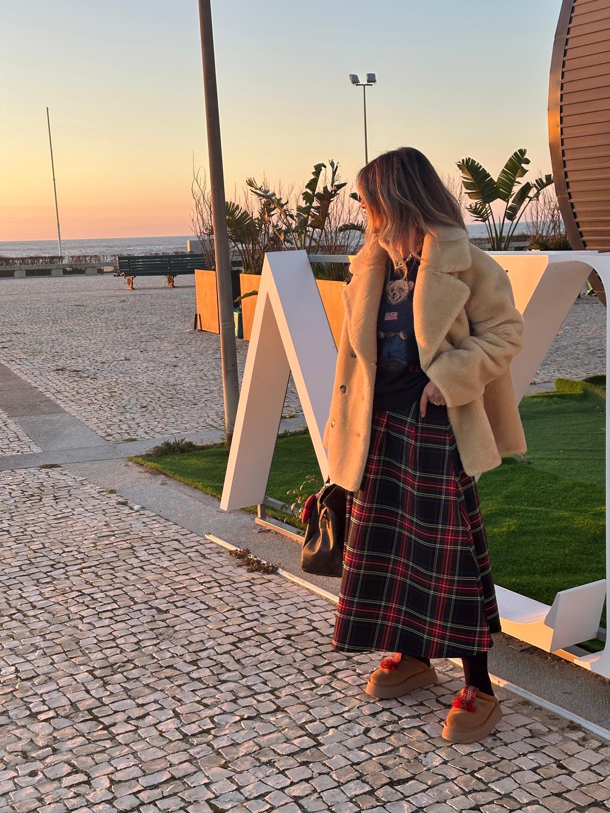 Saia preta com padrão tartan JOY