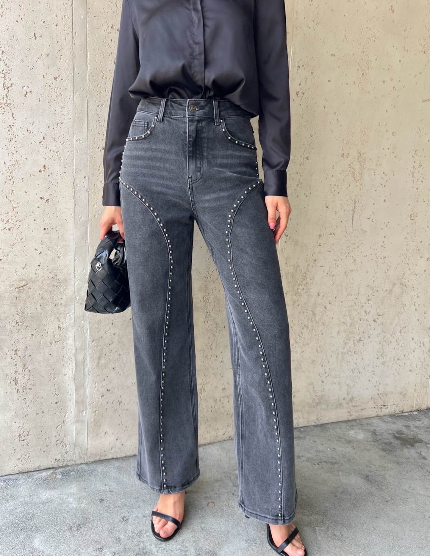 Wide leg studded trousers in grey- Envios 26/09