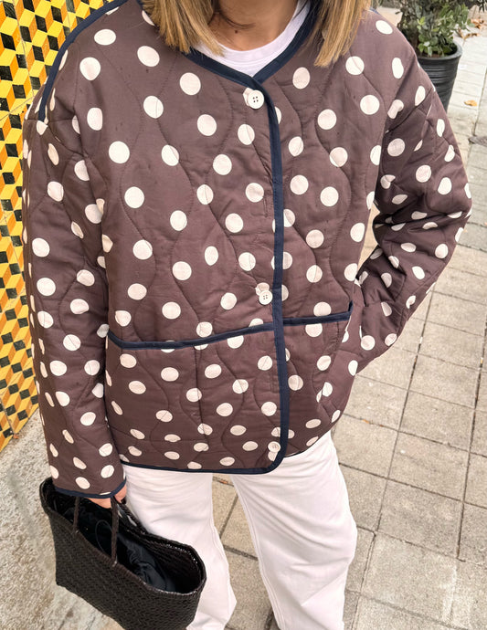 Casaco castanho com bolinhas