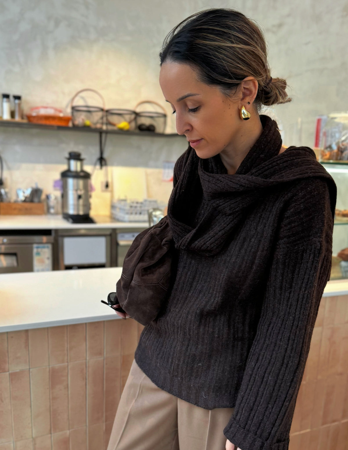 Knitted sweater with scarf in brown