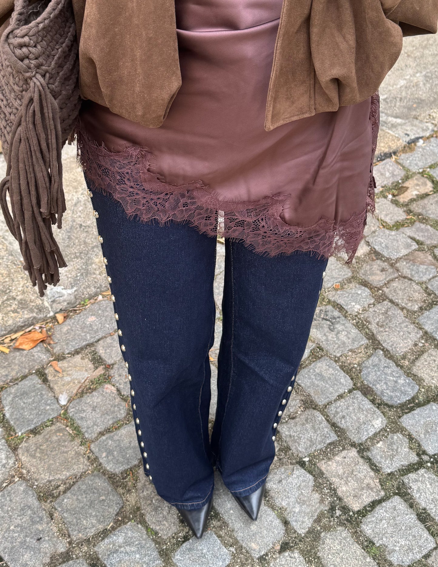 Flared jeans com tachas