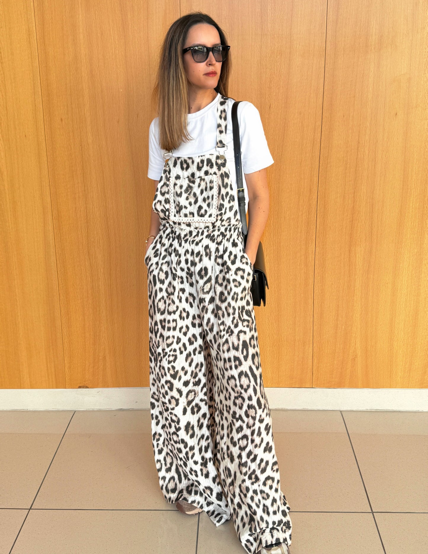 Jardineira com padrão leopardo