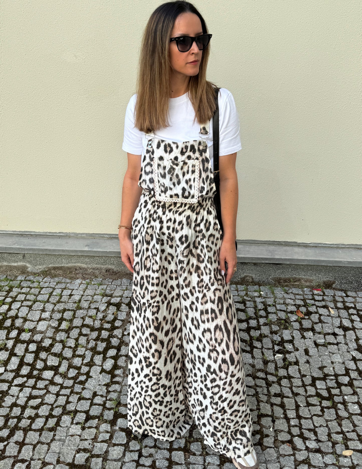 Jardineira com padrão leopardo