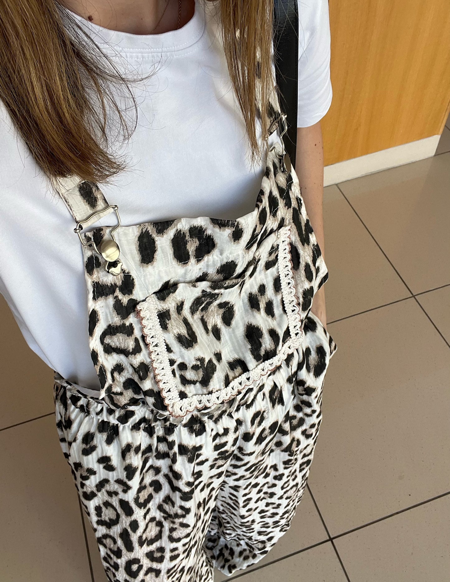 Jardineira com padrão leopardo