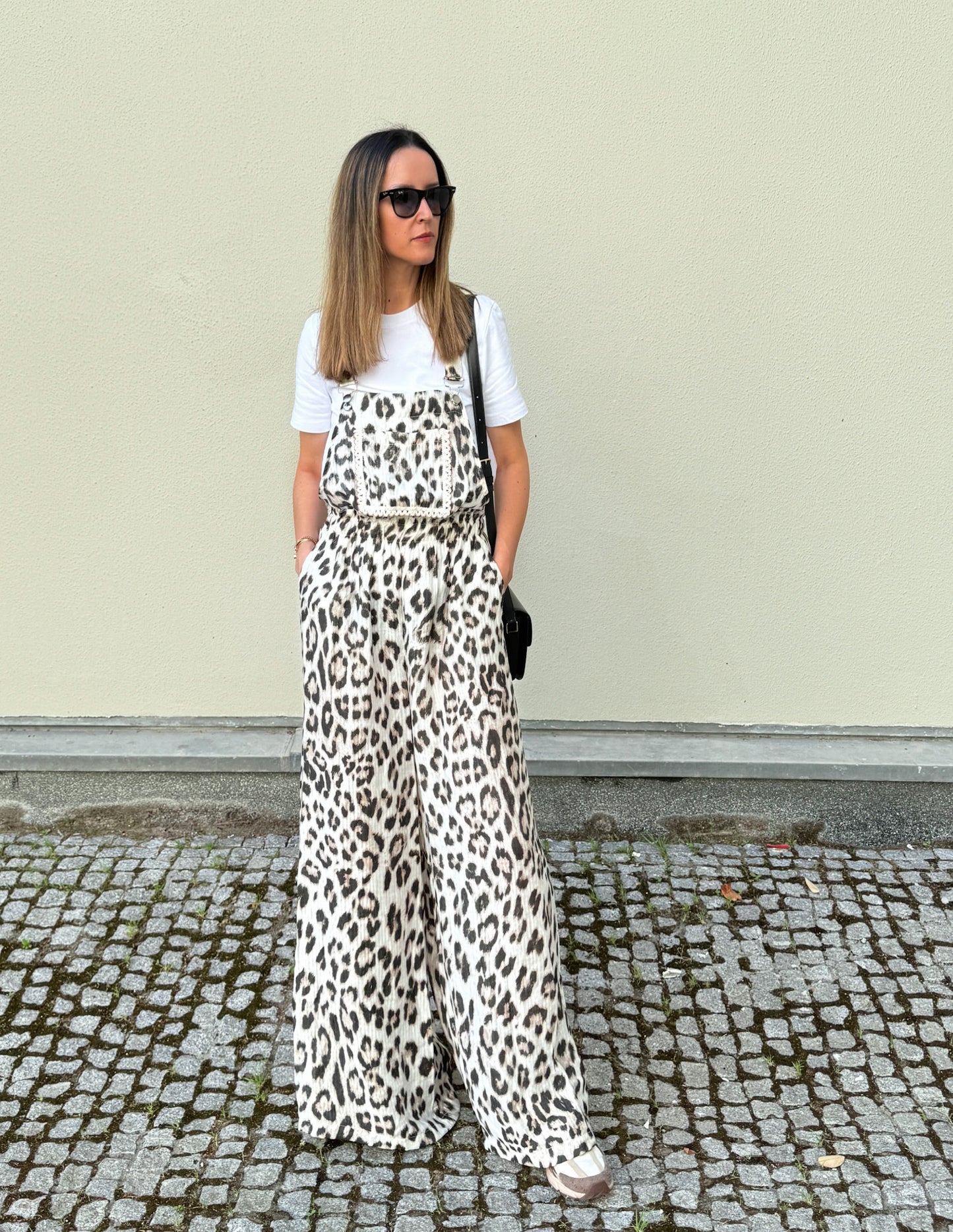 Jardineira com padrão leopardo