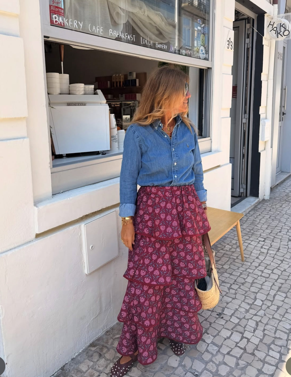 Saia folhos com flores burgundy