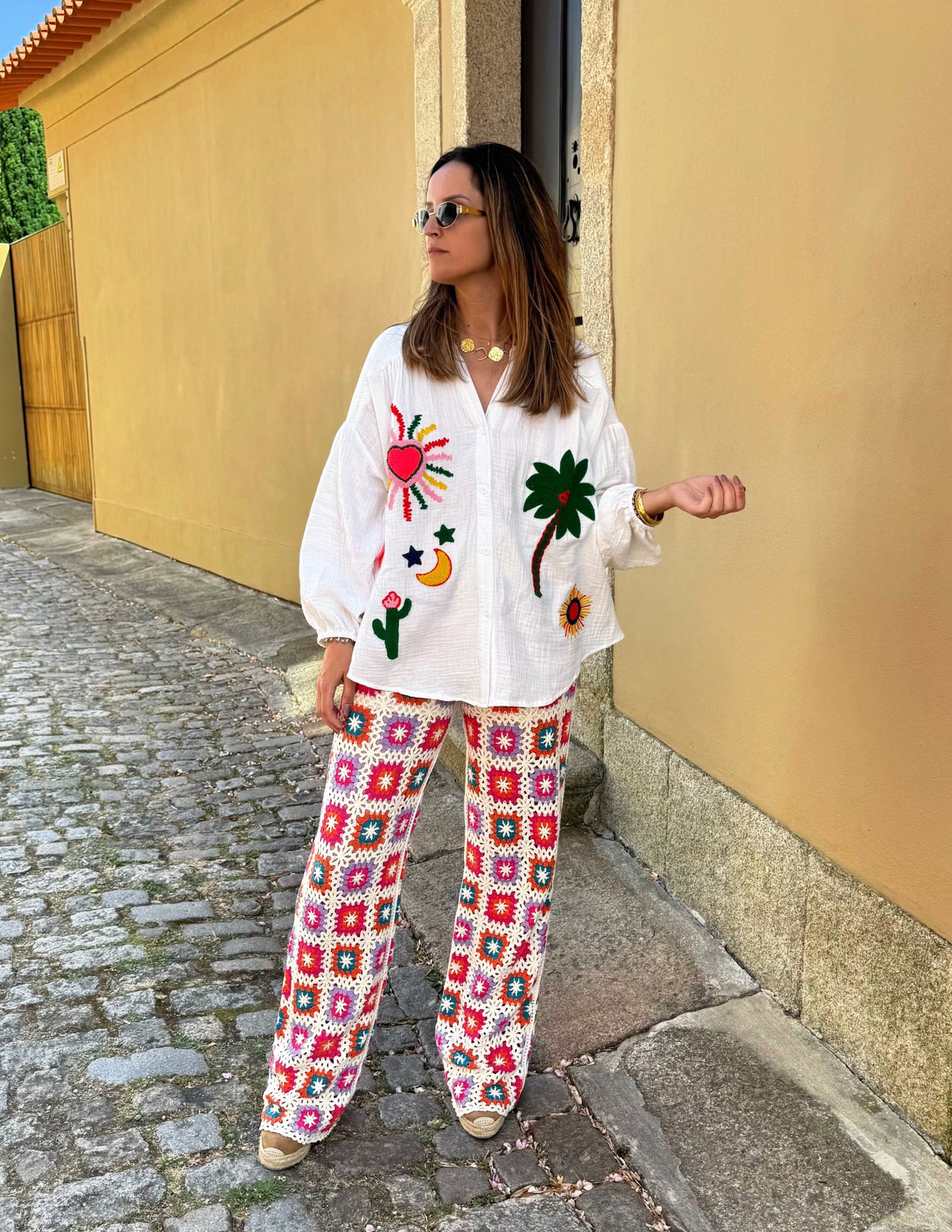 Camisa com figuras relevo