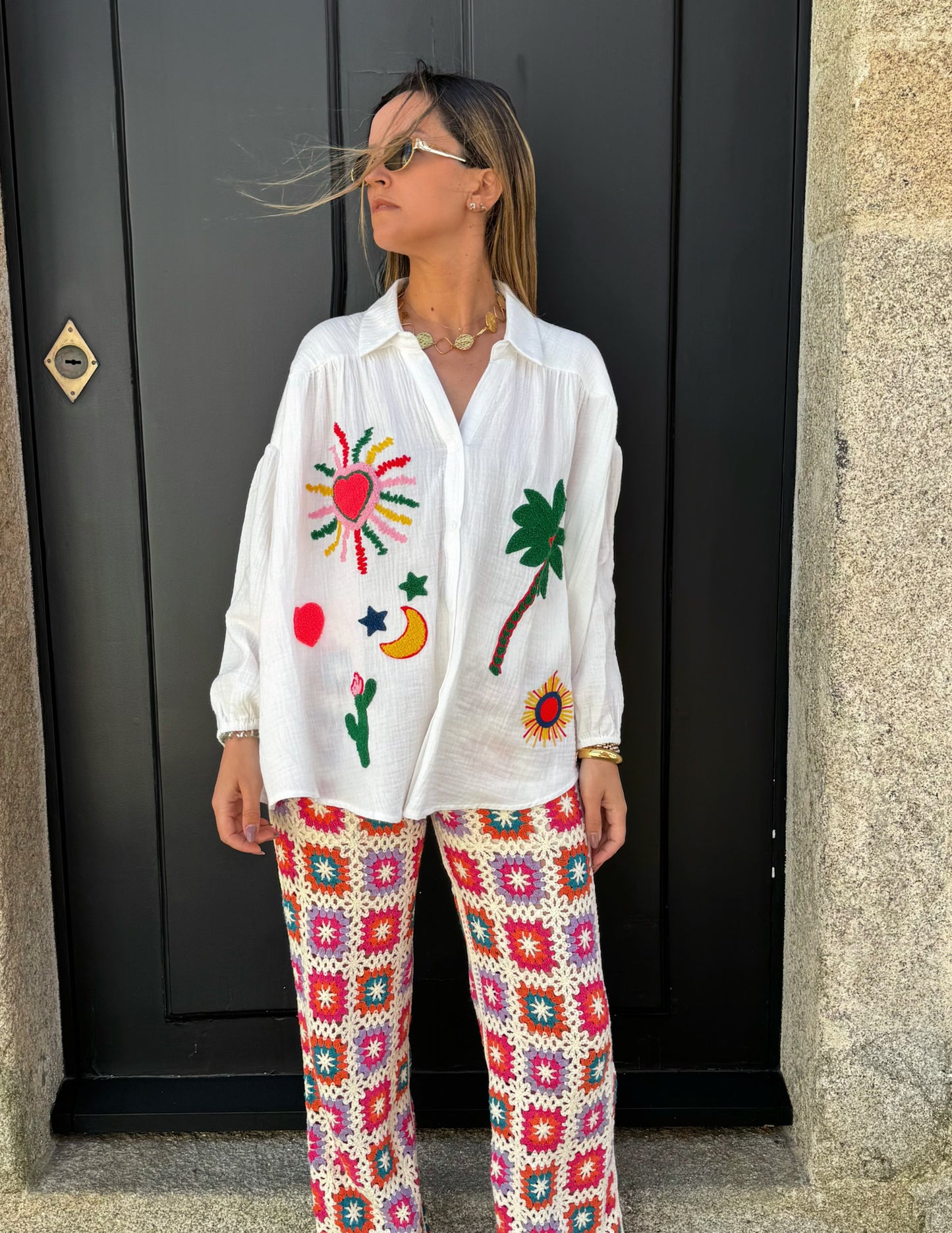 Camisa com figuras relevo