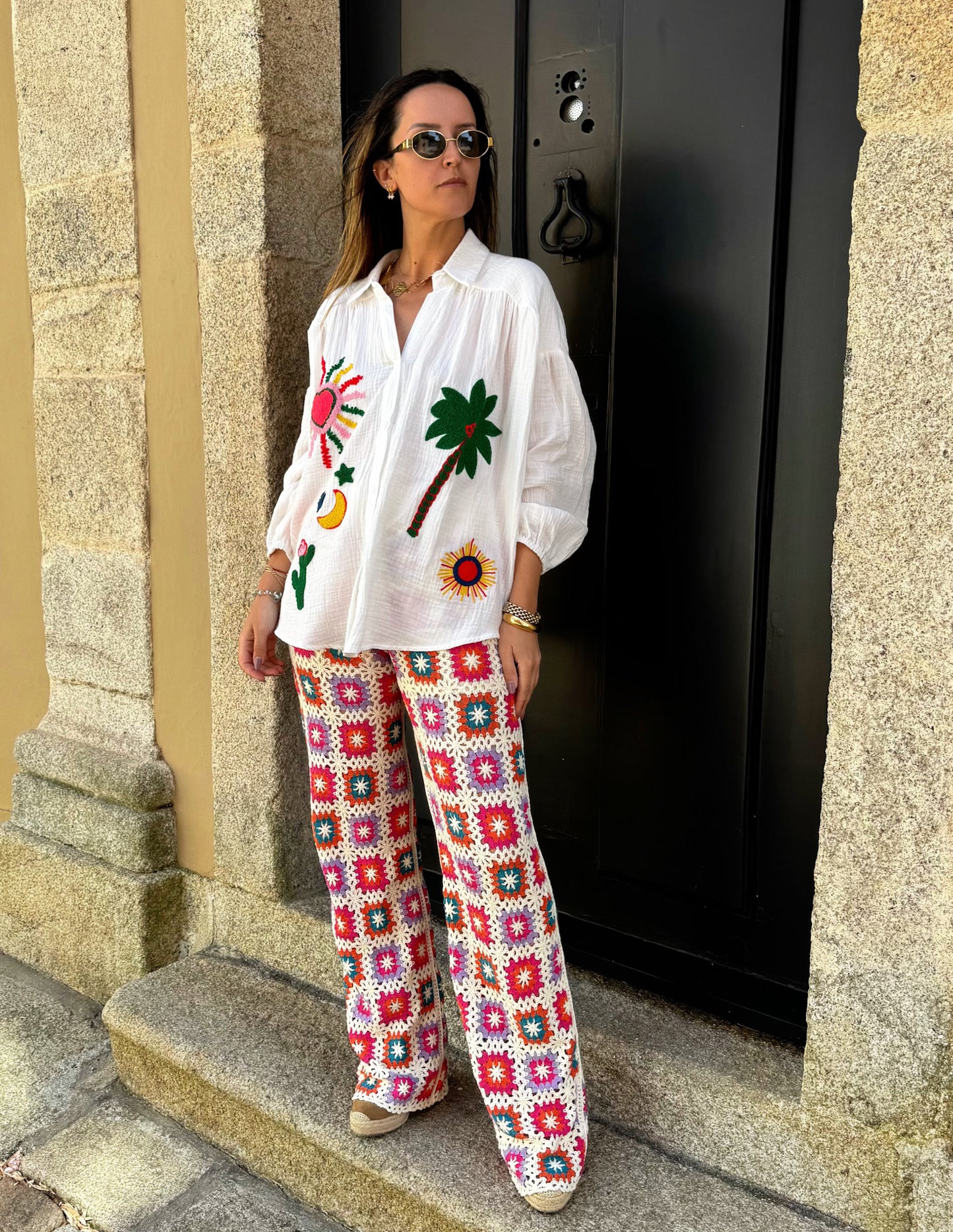 Camisa com figuras relevo