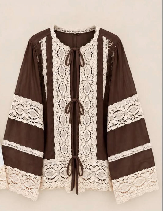 Camisa rendada com atilhos
