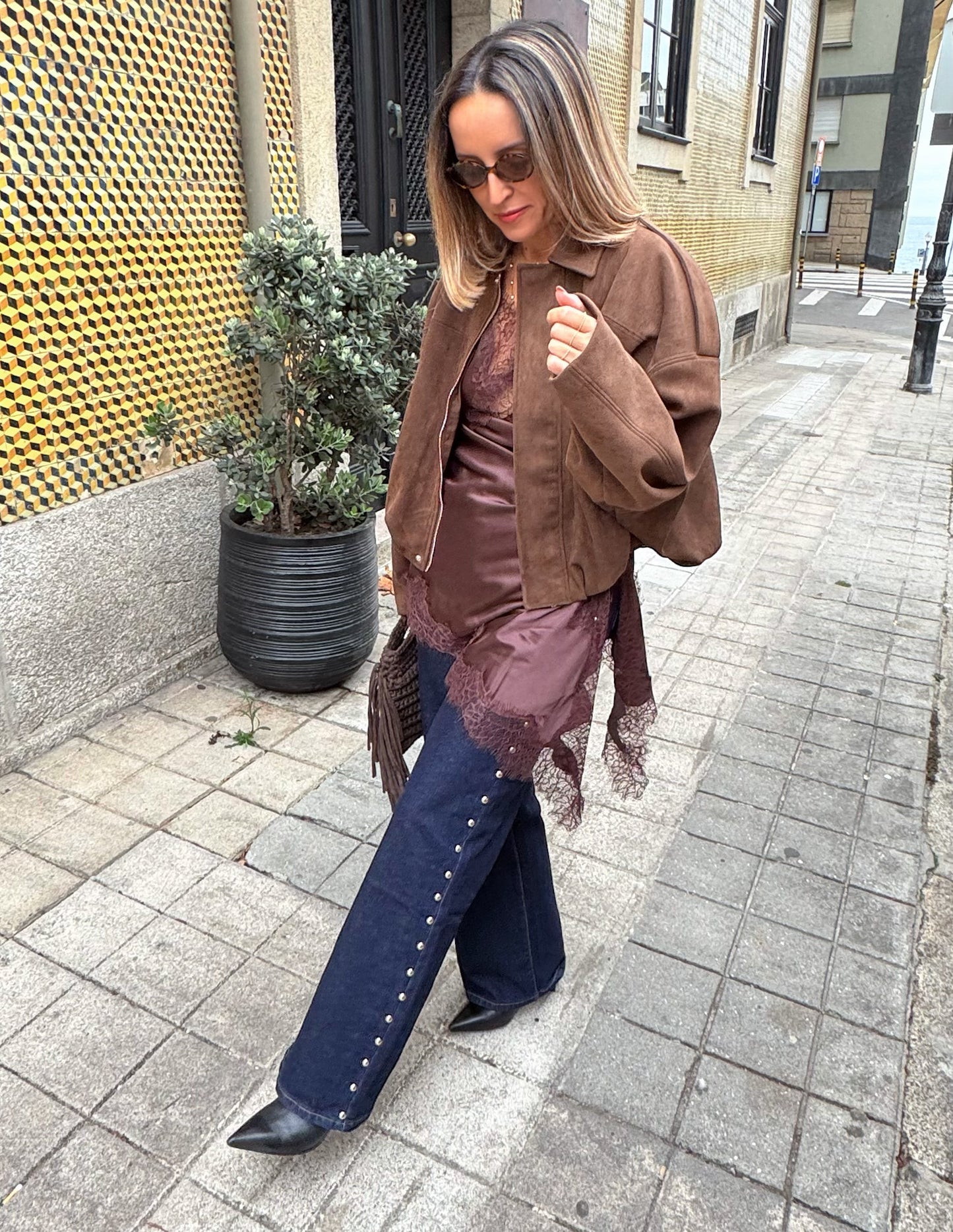 Flared jeans com tachas