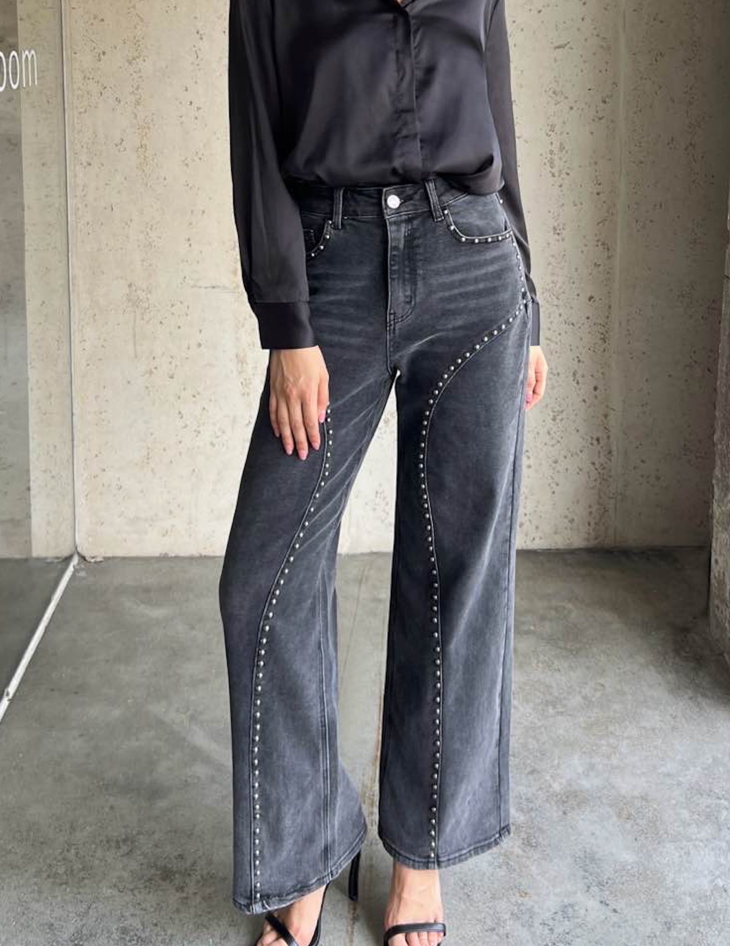 Wide leg studded trousers in grey- Envios 26/09