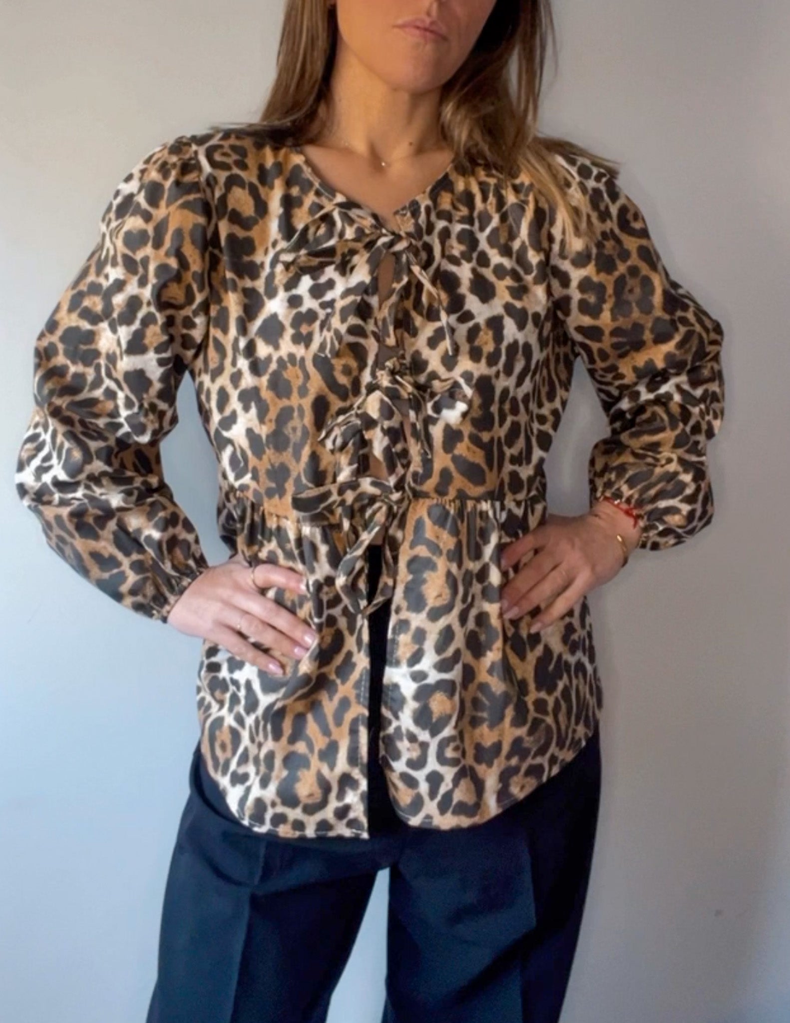 Camisa leopard print com laços JOY