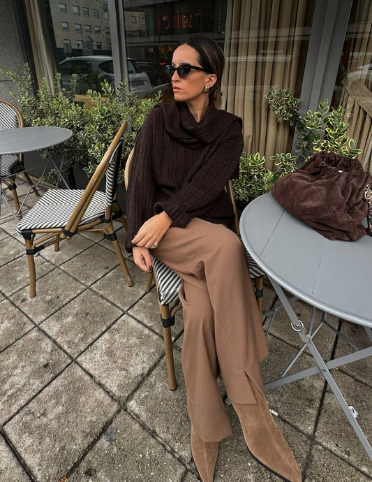 Knitted sweater with scarf in brown