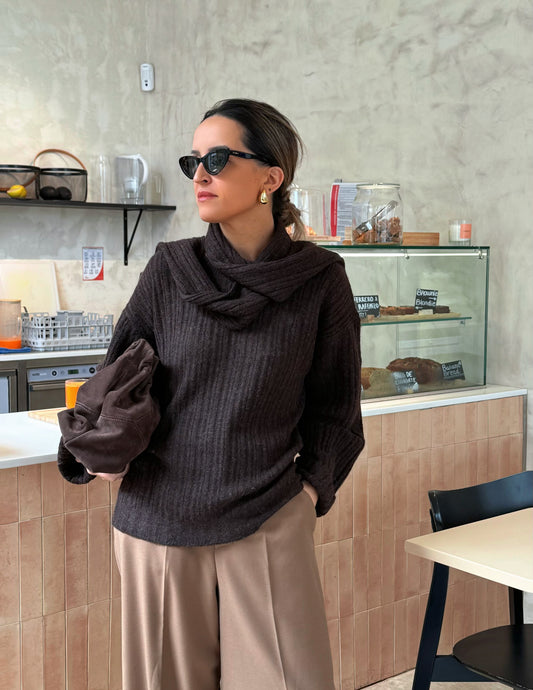 Knitted sweater with scarf in brown