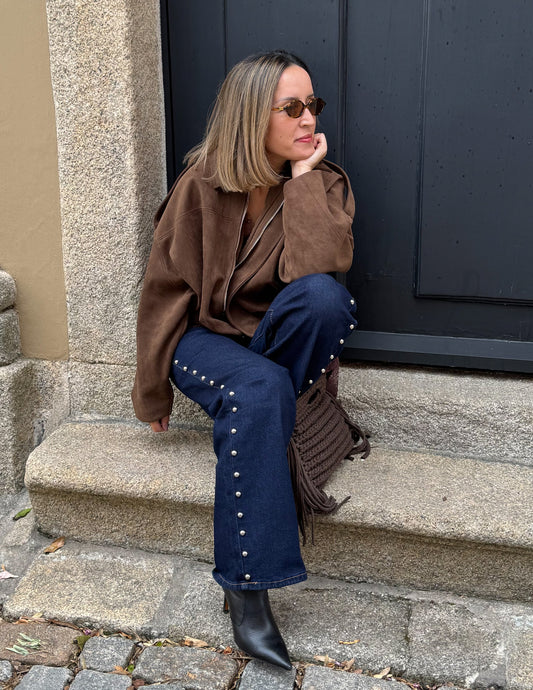 Flared jeans com tachas