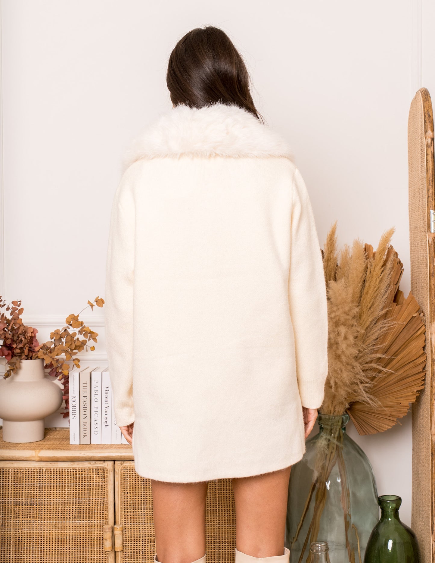 Knitted jacket with fur collar in white