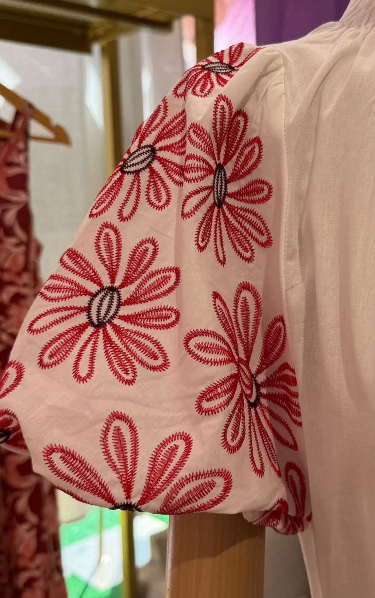 Blusa mangas bordadas abalonadas