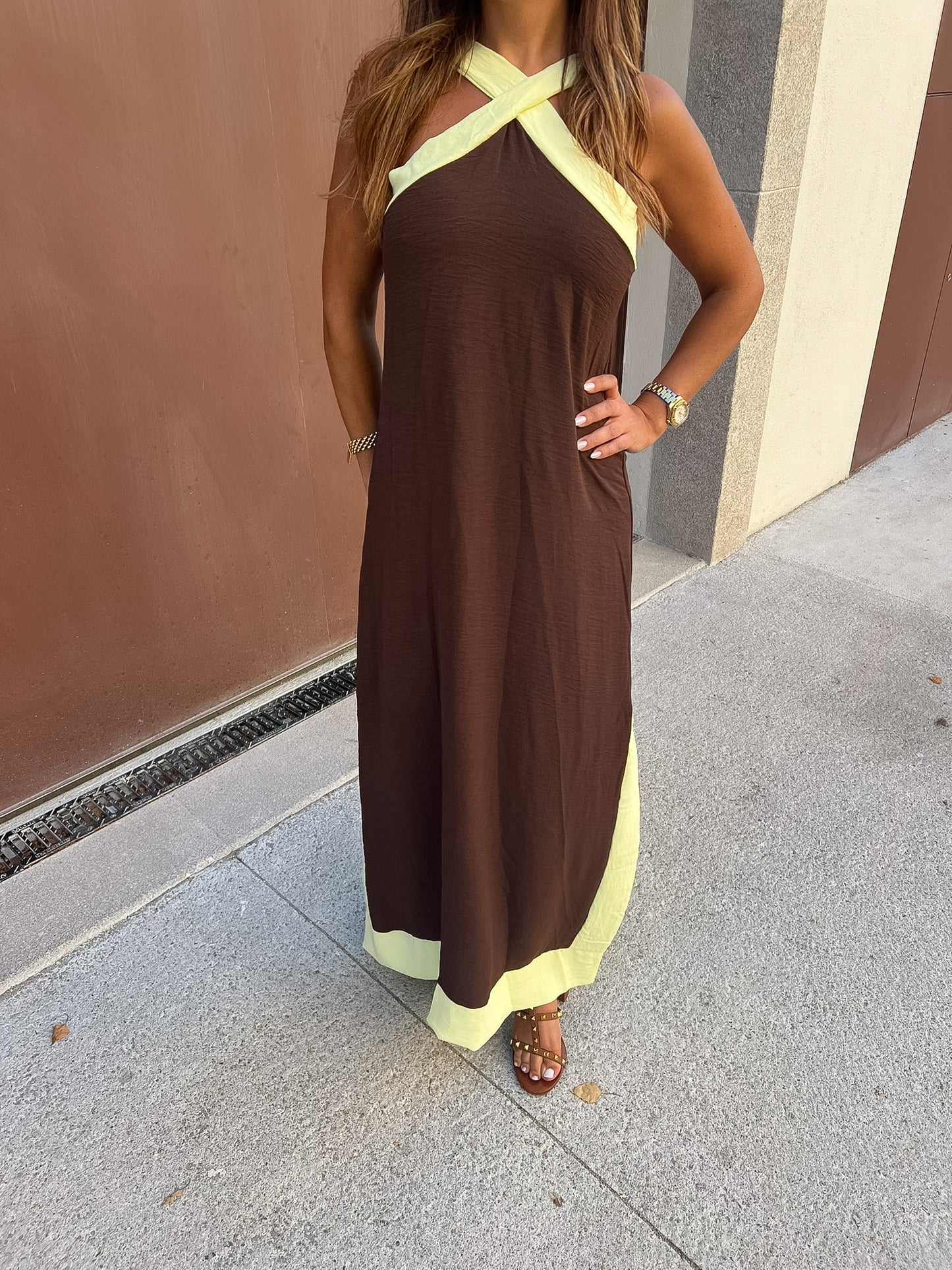 Vestido castanho e lima