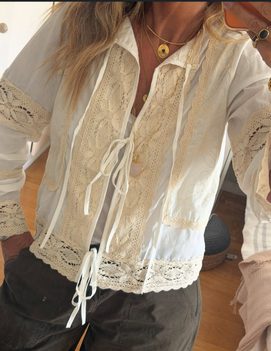 Blusa rendada com atilhos