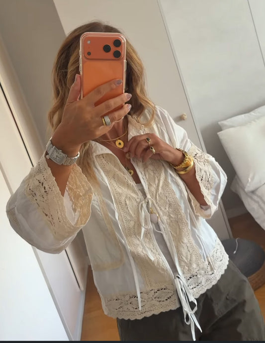 Blusa rendada com atilhos