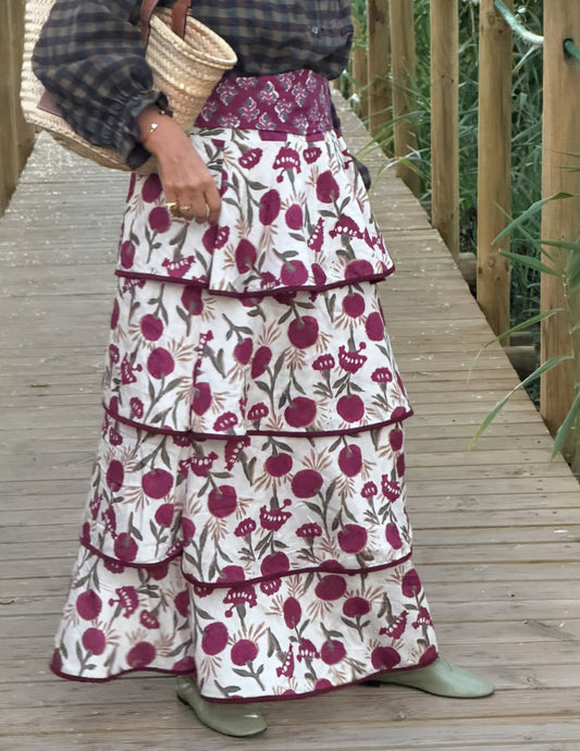 Saia de folhos com estampagem