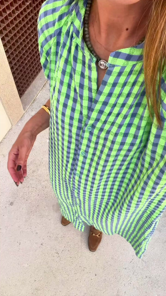 Vestido camiseiro em verde e azul